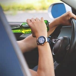 Personne buvant une bie?re au volant